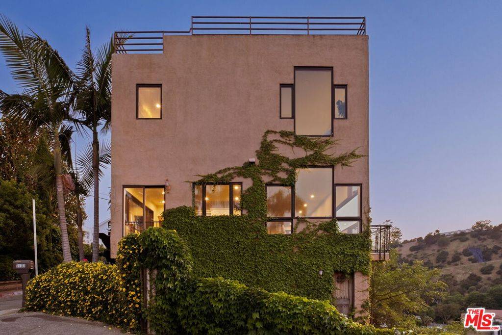 Los Angeles, CA 90046,2125 Kew DR
