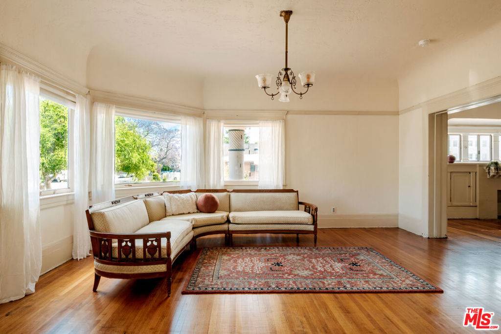 Los Angeles, CA 90018,2957 Brighton AVE