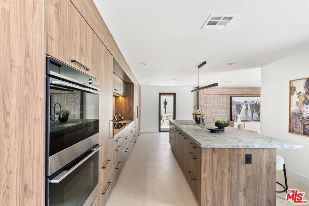 Los Angeles, CA 90046,2380 Venus DR