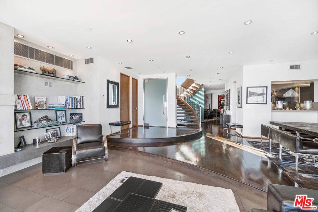 Los Angeles, CA 90069,1742 Viewmont DR