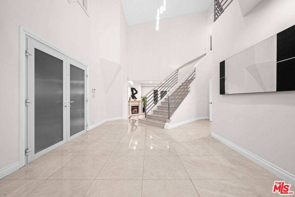 Los Angeles, CA 90077,1121 Roberto LN