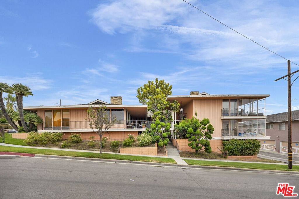 5840 S Kings RD, Los Angeles, CA 90056