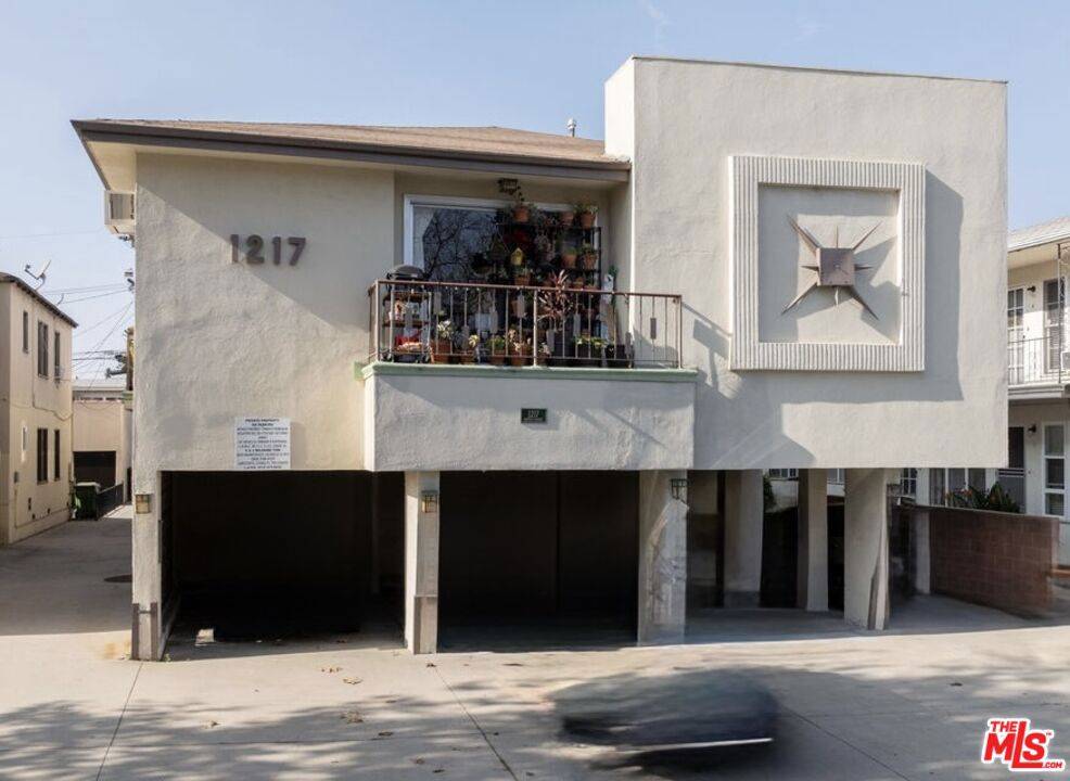 Los Angeles, CA 90019,1217 S Orange Grove AVE