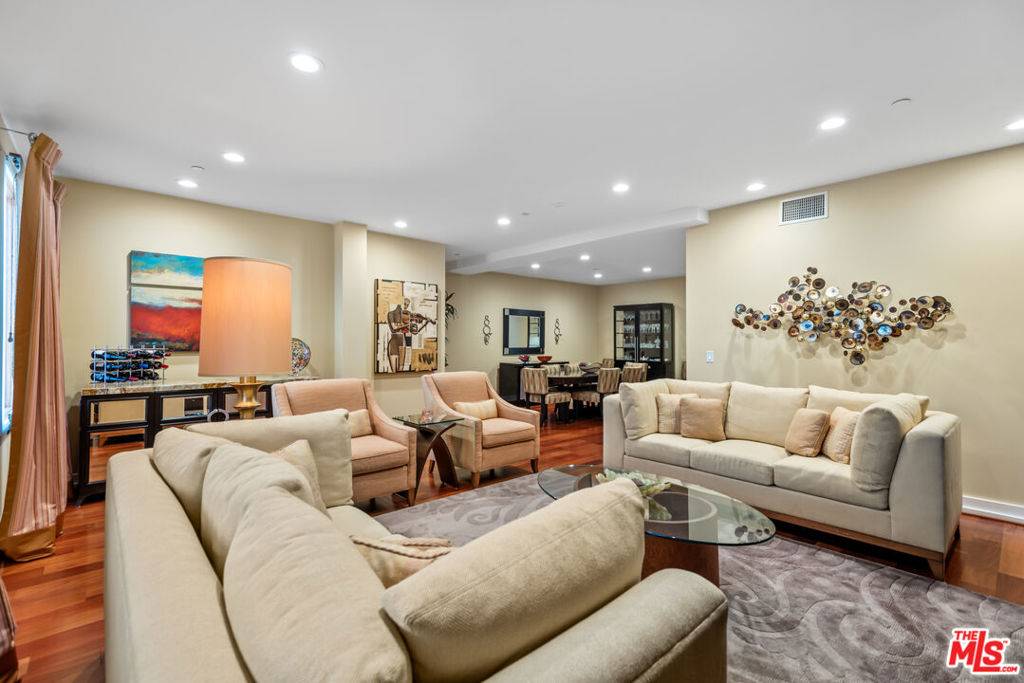 Beverly Hills, CA 90211,130 N Swall DR #102