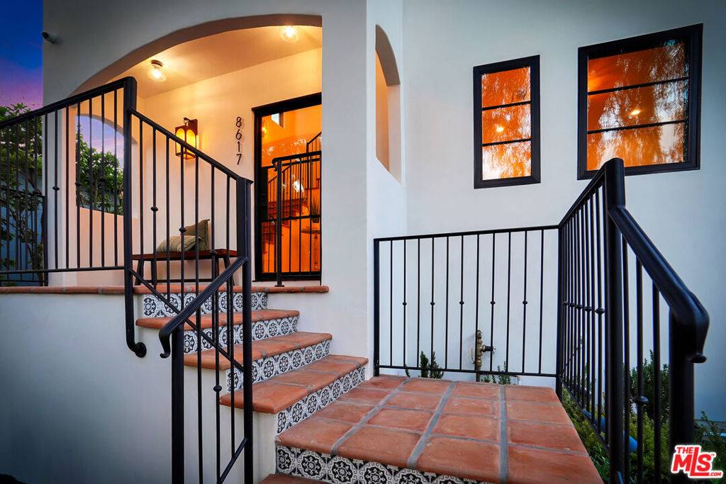 West Hollywood, CA 90069,8617 Rugby DR