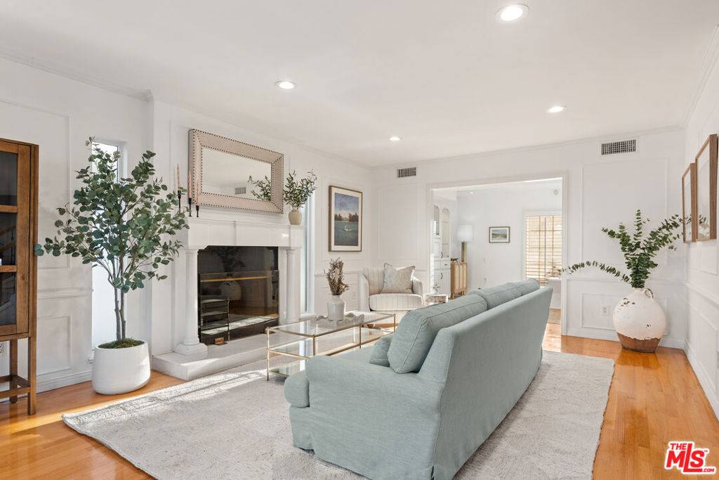 Encino, CA 91436,16979 Encino Hills DR