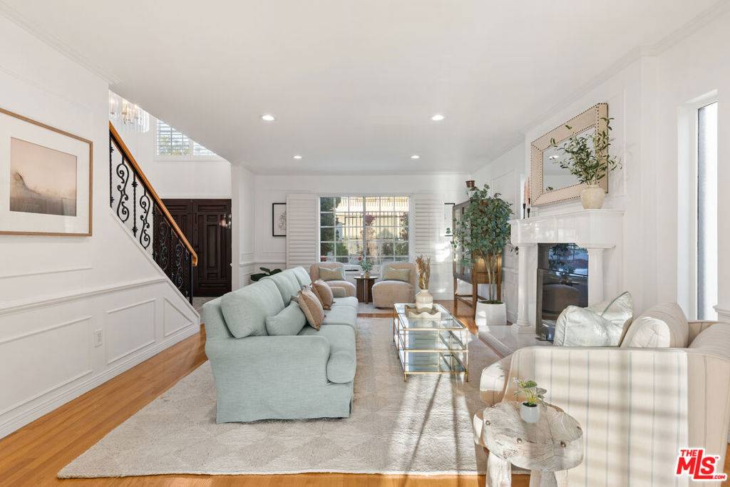 Encino, CA 91436,16979 Encino Hills DR