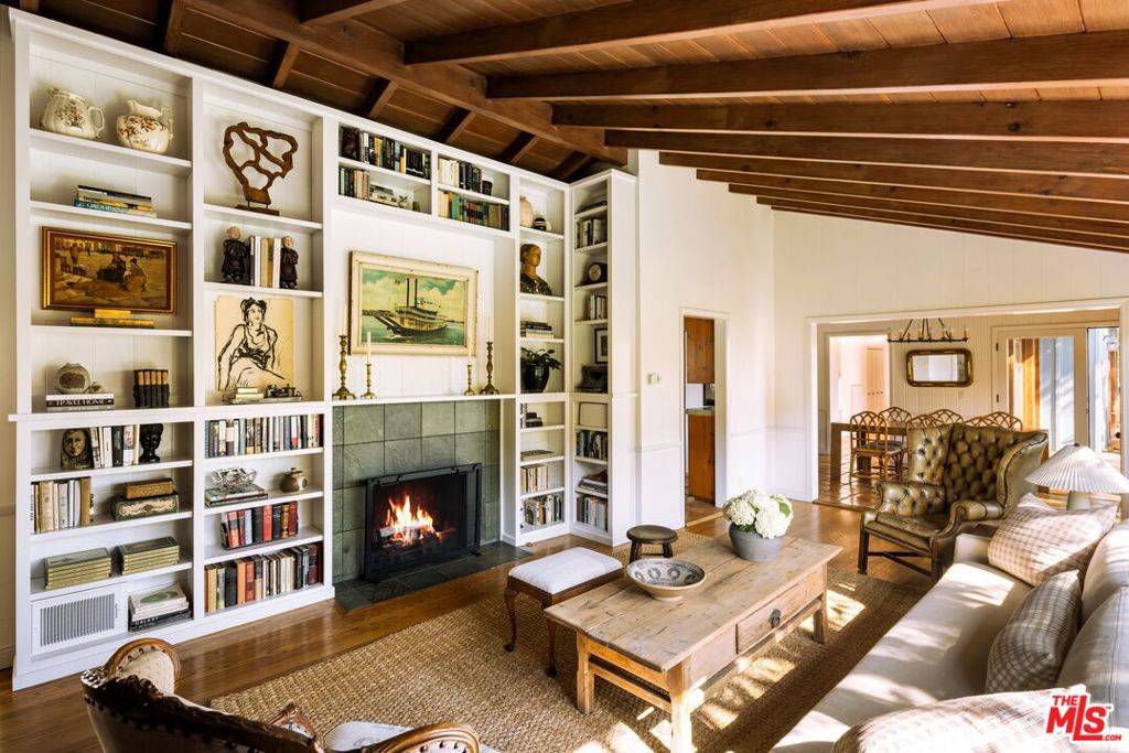 Los Angeles, CA 90068,2415 Castilian DR