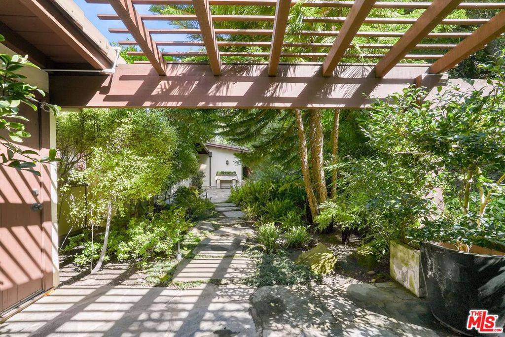 Los Angeles, CA 90049,1821 Old Ranch RD