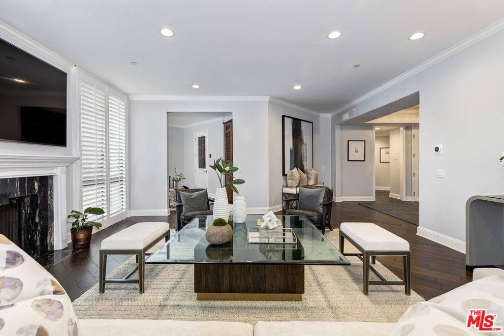 Beverly Hills, CA 90211,300 N Swall DR #455