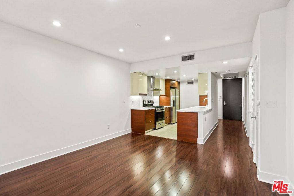 Glendale, CA 91205,220 E Broadway #305