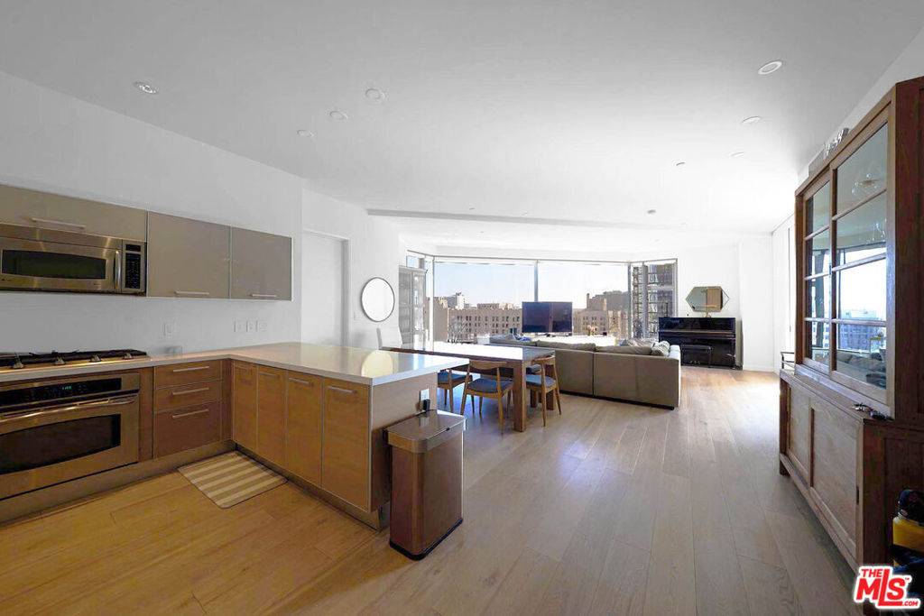 Los Angeles, CA 90017,801 S Grand AVE #1207