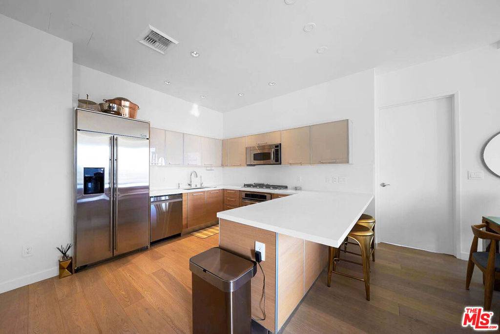 Los Angeles, CA 90017,801 S Grand AVE #1207