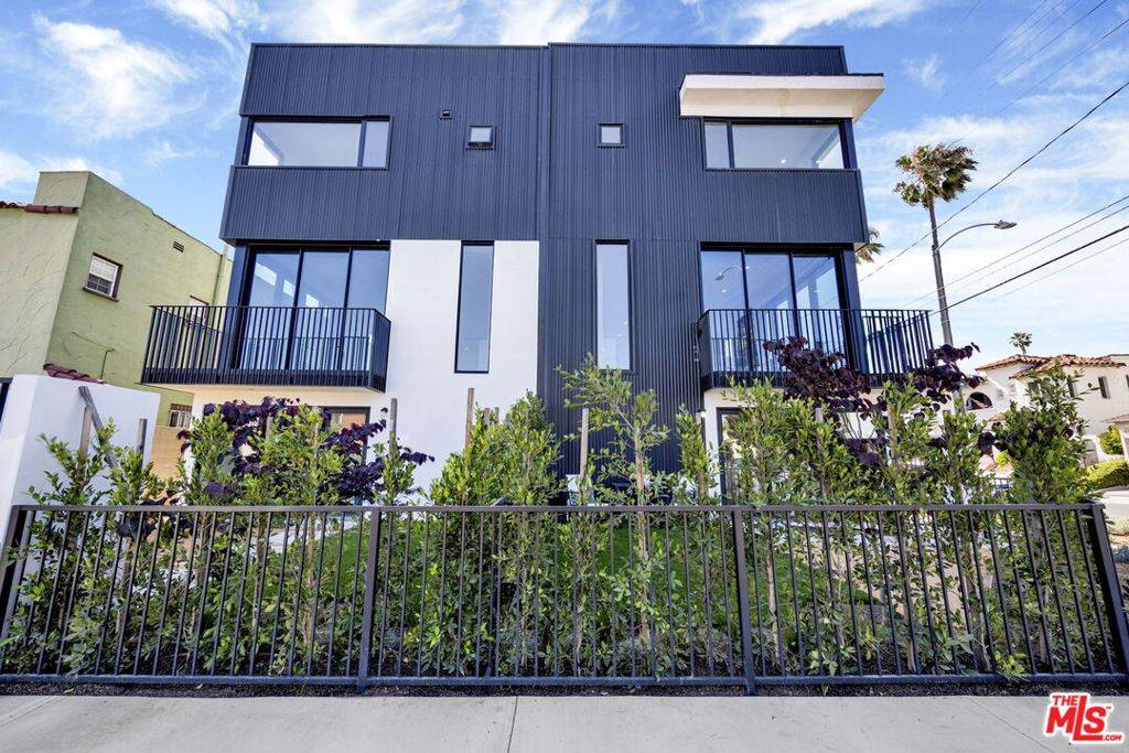 Los Angeles, CA 90019,5868 Saturn ST