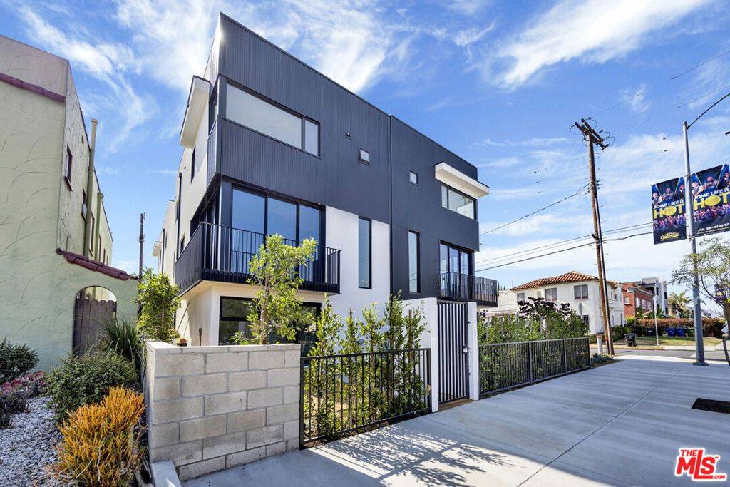 Los Angeles, CA 90019,5868 Saturn ST