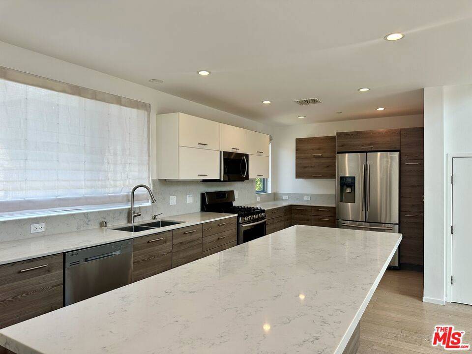 Los Angeles, CA 90019,5403 W Wilshire Vista LN
