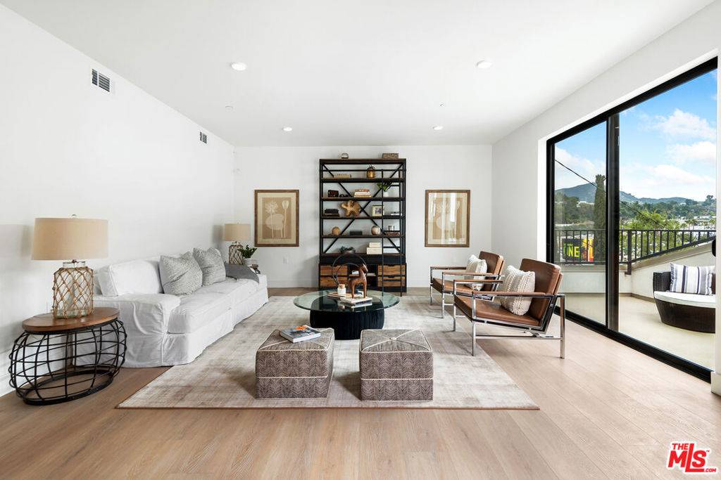 Los Angeles, CA 90068,3659 1/2 Regal PL