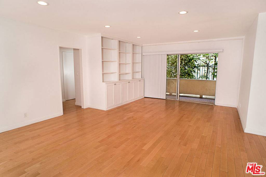 Beverly Hills, CA 90210,416 N Oakhurst DR #103