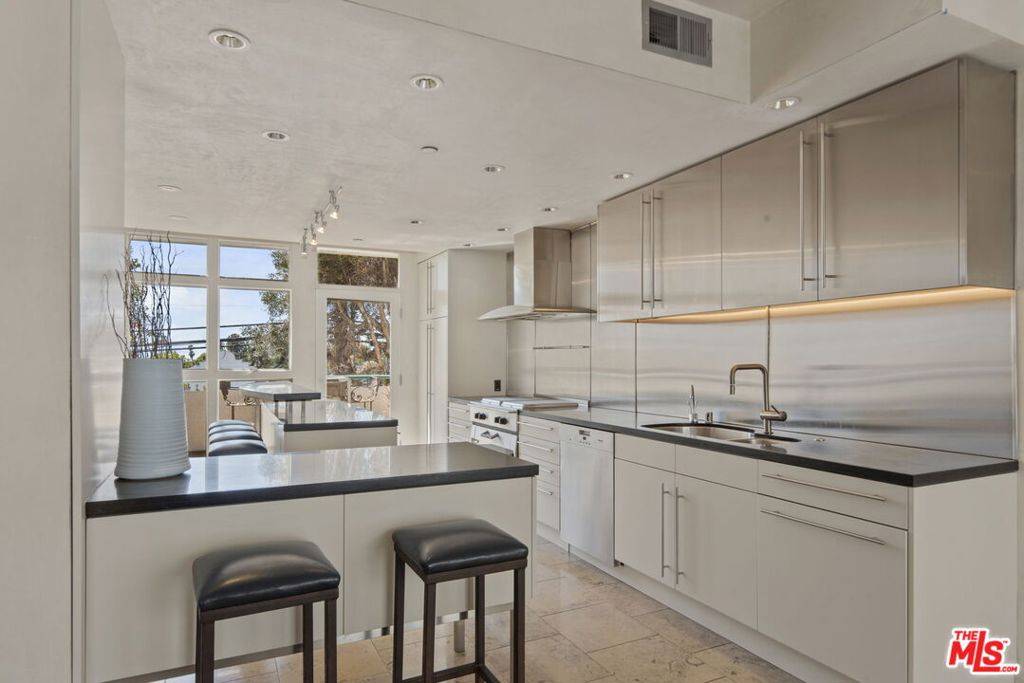 Santa Monica, CA 90405,2115 3rd ST #203