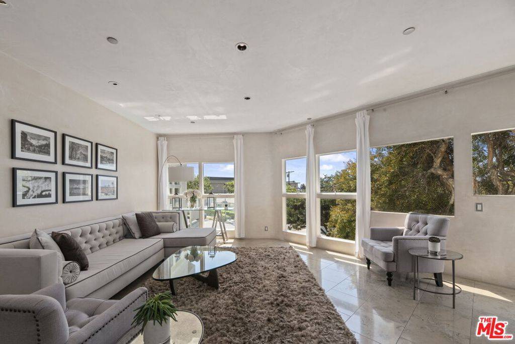 Santa Monica, CA 90405,2115 3rd ST #203