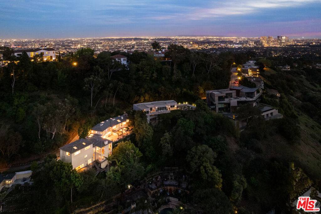 9430 Readcrest DR, Beverly Hills, CA 90210