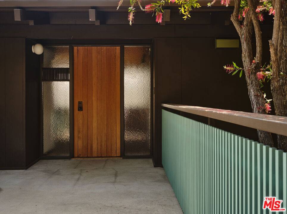 Los Angeles, CA 90027,2052 Mayview DR