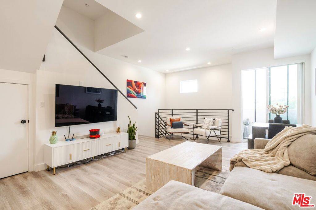 Los Angeles, CA 90066,4912 S Centinela AVE