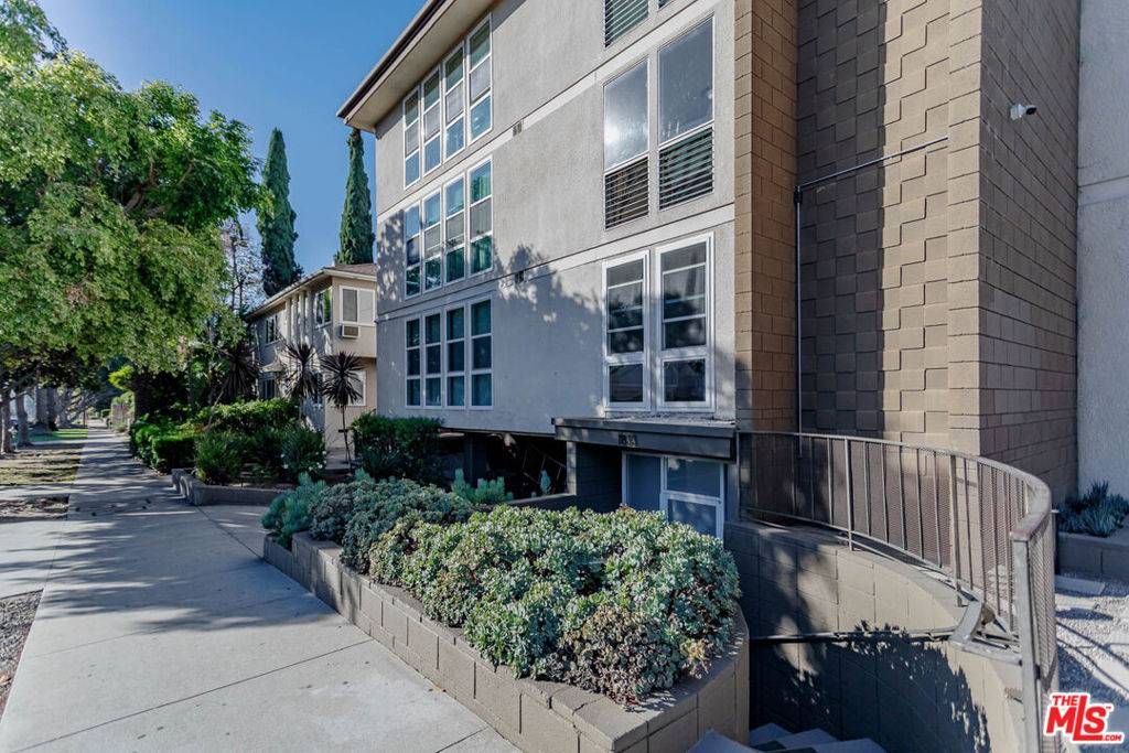 Los Angeles, CA 90027,1833 N NORMANDIE AVE #203