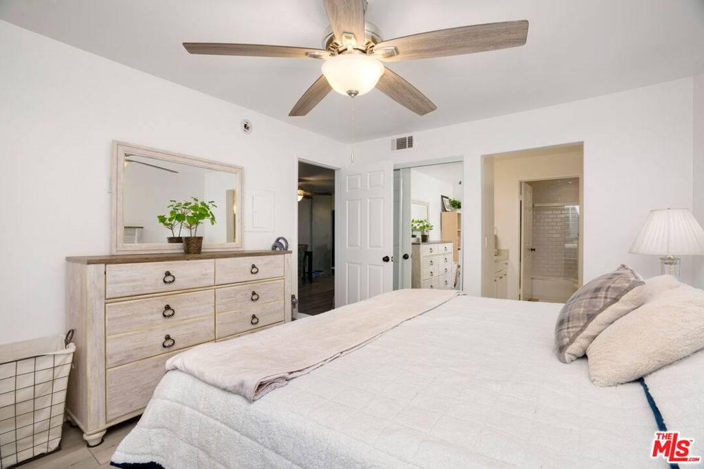 Woodland Hills, CA 91367,5500 Owensmouth AVE #217