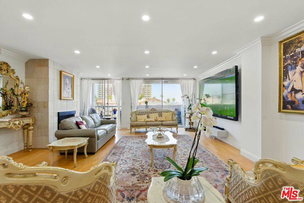 Beverly Hills, CA 90210,321 N Oakhurst DR #606
