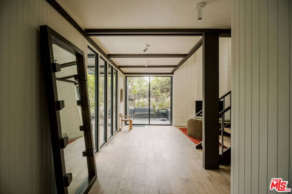 Los Angeles, CA 90068,5649 Valley Oak DR
