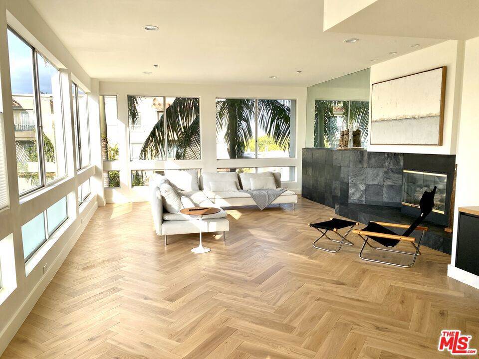 2237 S Bentley AVE #302, Los Angeles, CA 90064