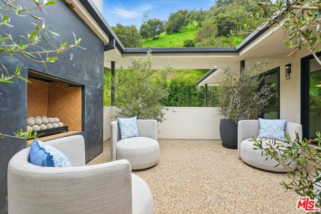 913 913 1/2 N Beverly Glen BLVD, Bel Air, CA 90077