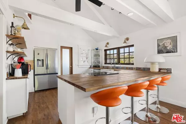 Los Angeles, CA 90068,2464 Hollyridge DR