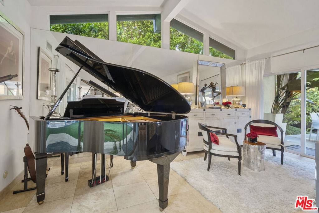 Beverly Hills, CA 90210,9767 Apricot LN