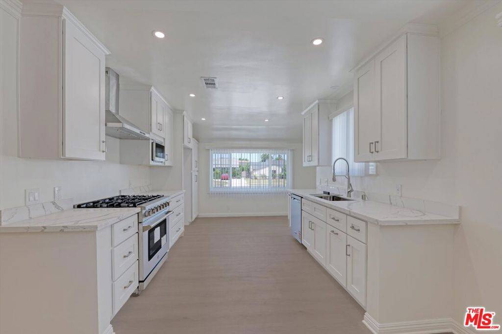 Van Nuys, CA 91405,7026 Colbath AVE