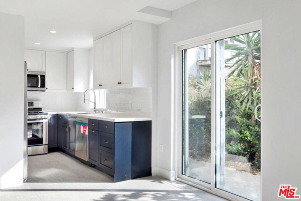 Los Angeles, CA 90038,6032 Romaine ST #4