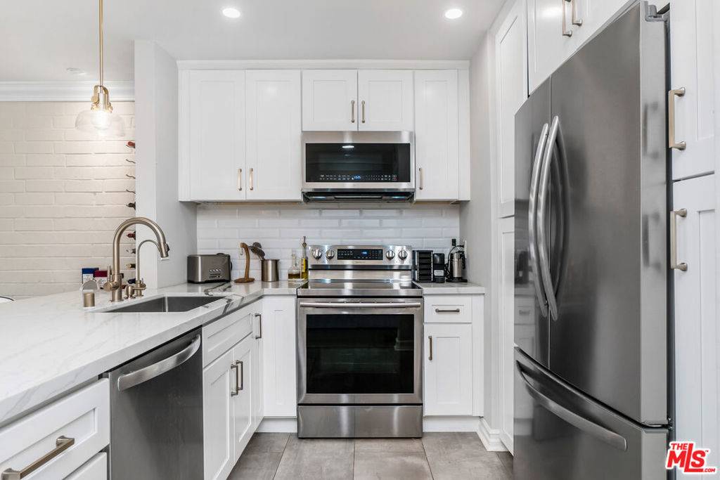 Los Angeles, CA 90049,11750 W Sunset BLVD #402