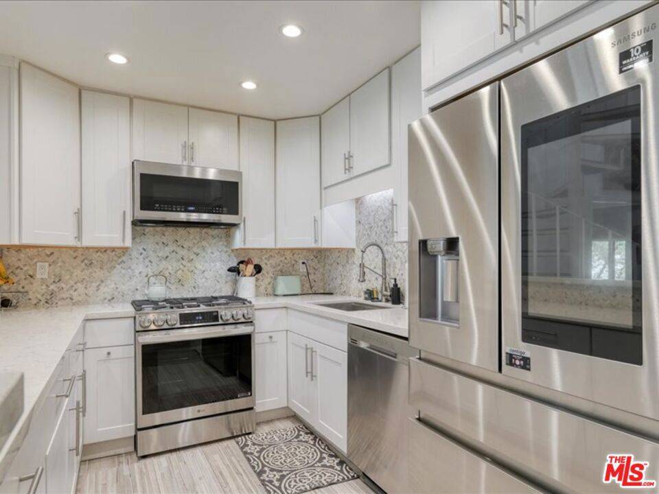 Sherman Oaks, CA 91423,4477 Woodman AVE #304