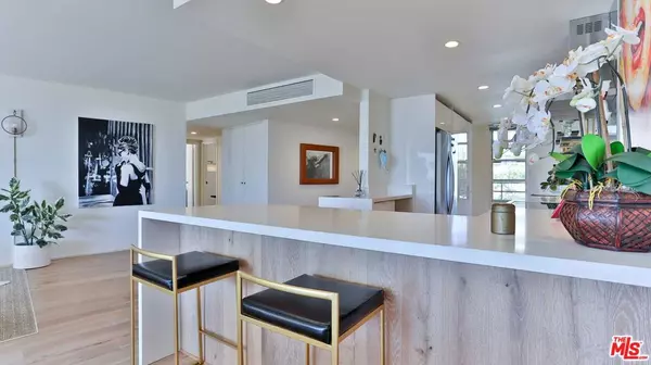 Marina Del Rey, CA 90292,4337 Marina City #249