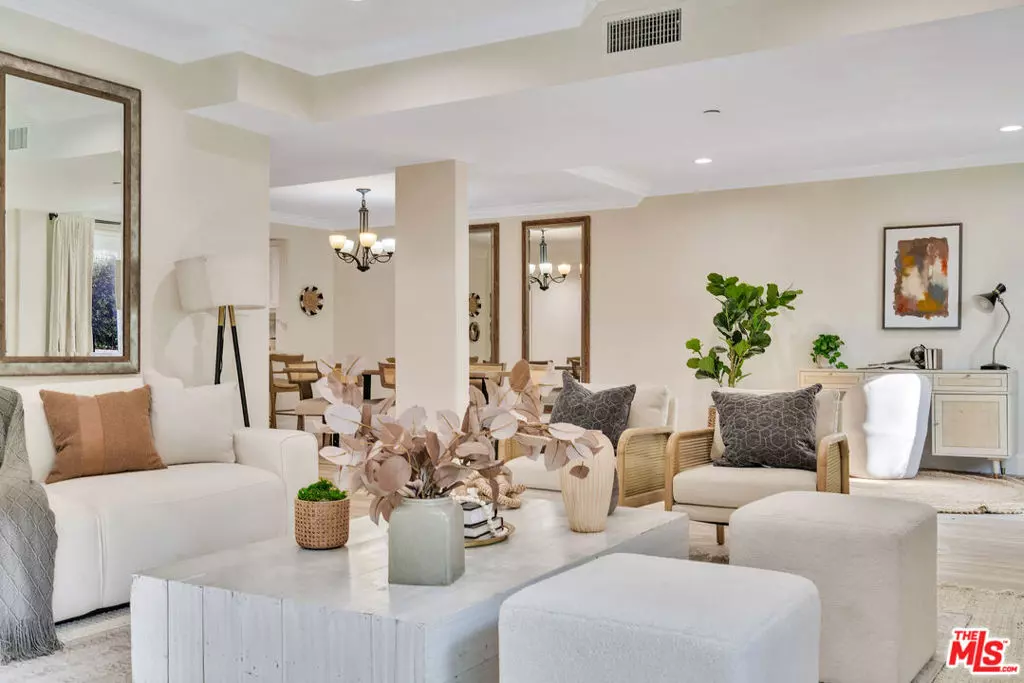 West Hollywood, CA 90048,118 S Clark DR #101