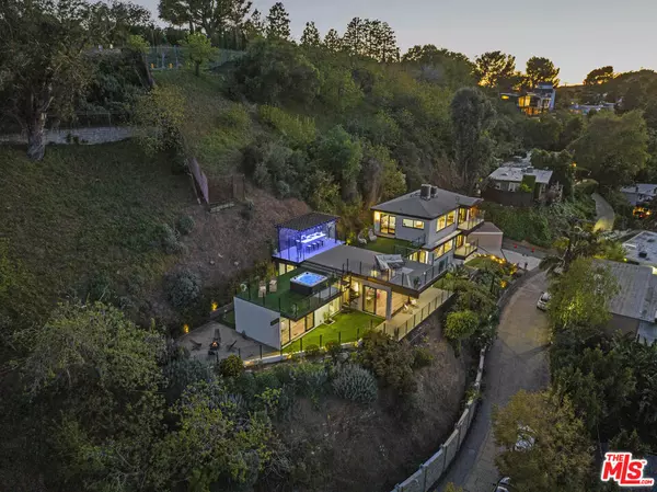 Los Angeles, CA 90068,7308 Pacific View DR
