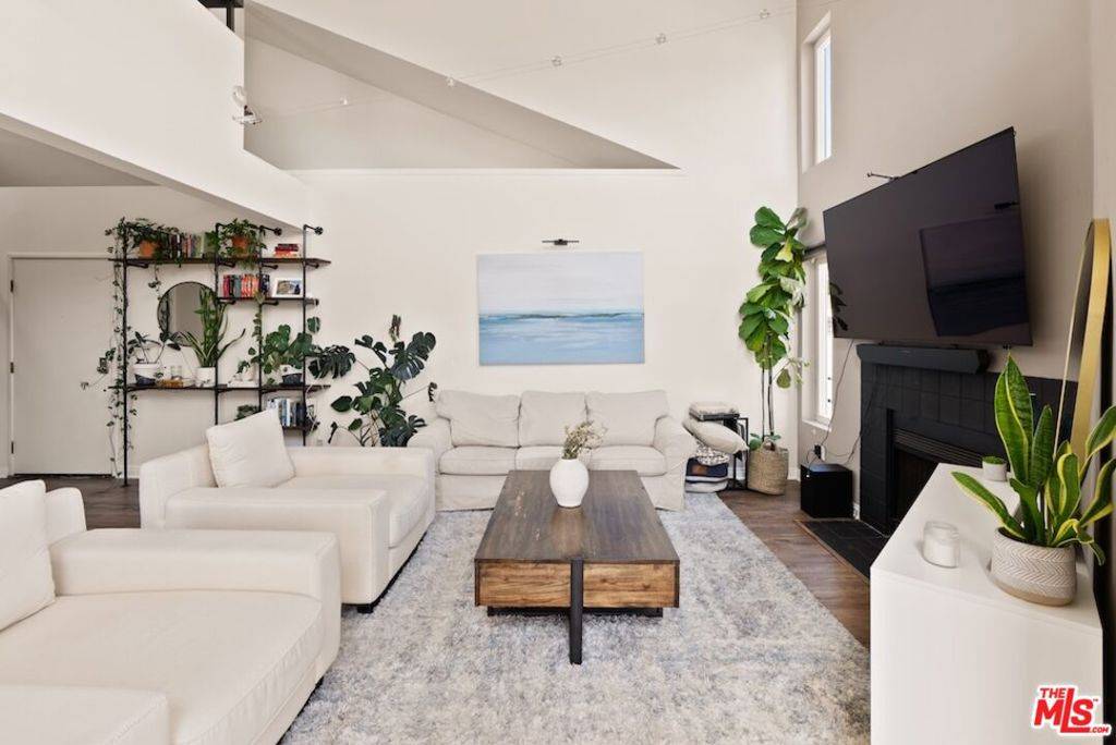 Los Angeles, CA 90066,11938 Courtleigh DR #7