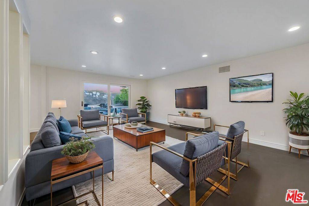 Los Angeles, CA 90046,2169 HERCULES DR