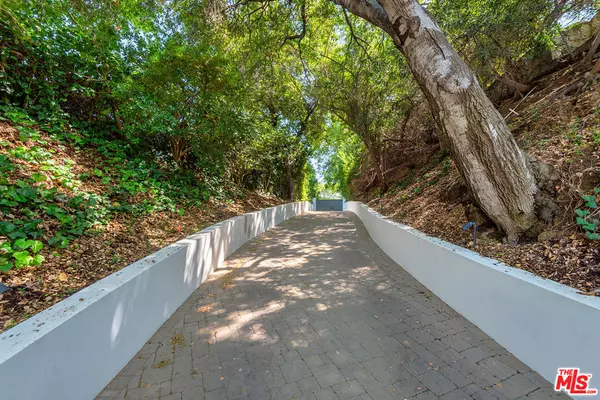 Encino, CA 91436,15941 Skytop RD