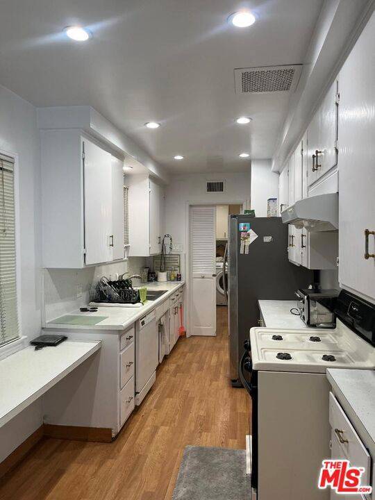 Encino, CA 91316,4922 Zelzah AVE