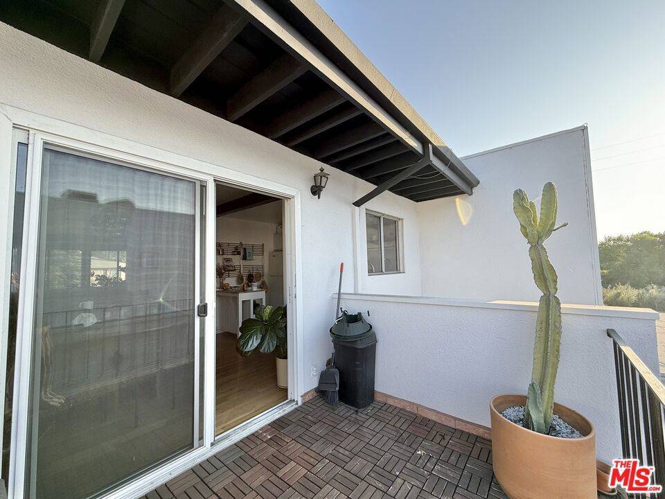 North Hollywood, CA 91606,6000 Coldwater Canyon AVE #2