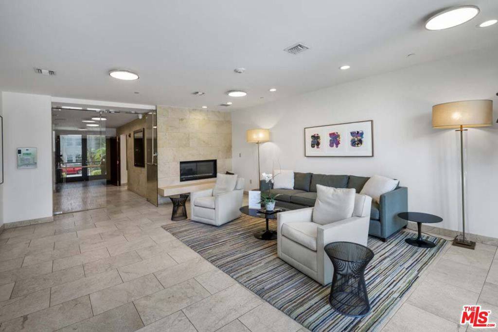 Beverly Hills, CA 90210,447 N Doheny DR #102