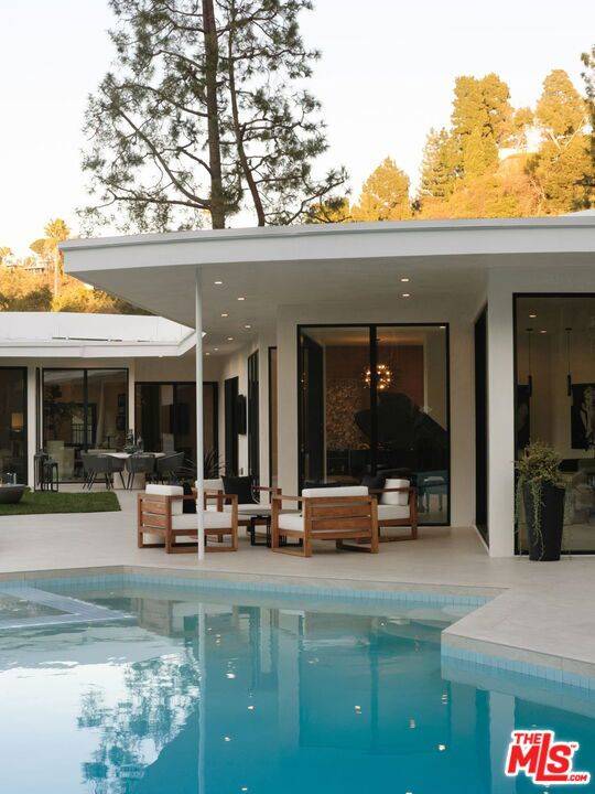 Beverly Hills, CA 90210,1935 Loma Vista DR