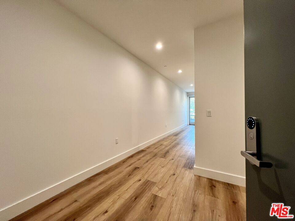 Los Angeles, CA 90038,5801 Camerford AVE #104